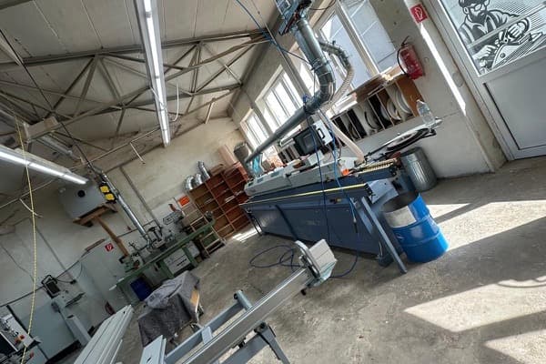 Werkstatt mit Kantenanleimmaschine und Maschinenpark