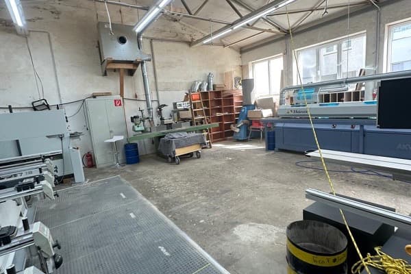 Werkstatt-Übersicht mit CNC und Hebrock Kantenanleimmaschine