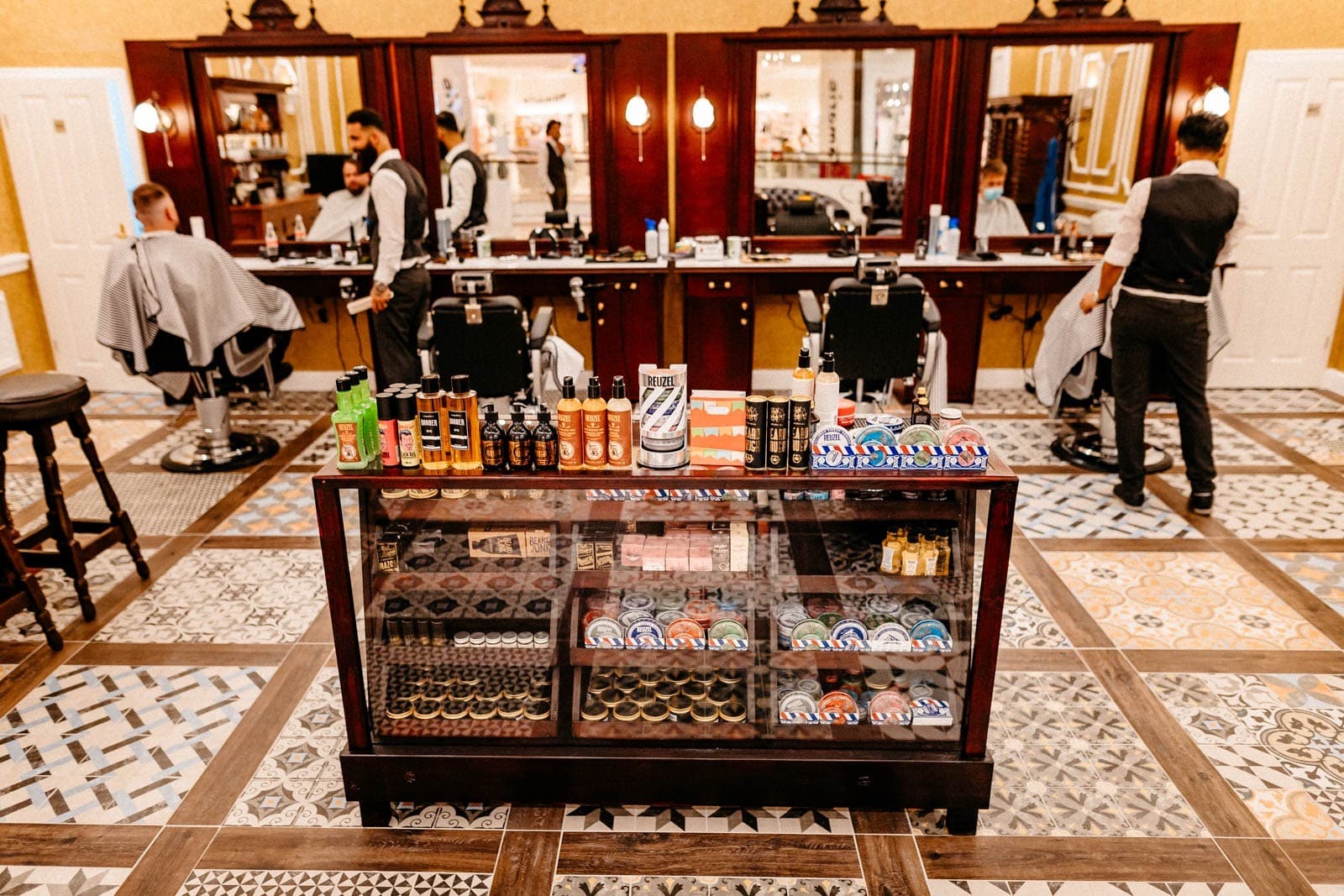 Barbershop Einrichtung – Tresen und Spiegel