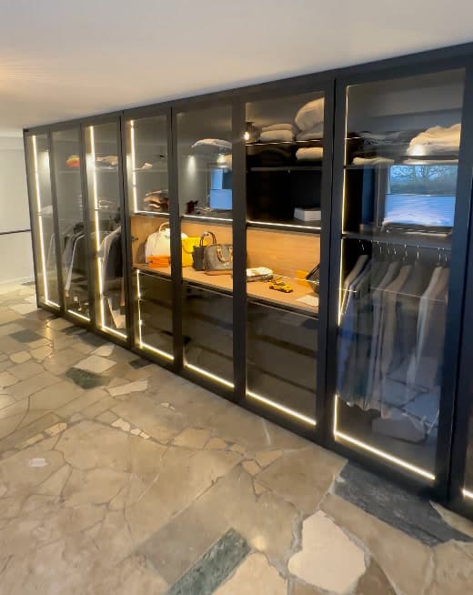 Begehbarer Kleiderschrank – Glasfront mit Beleuchtung