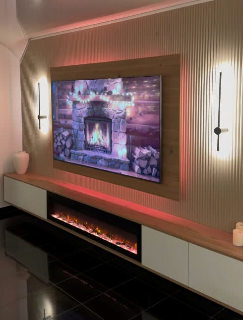 TV-Wand mit integriertem Kamin – Frontalansicht