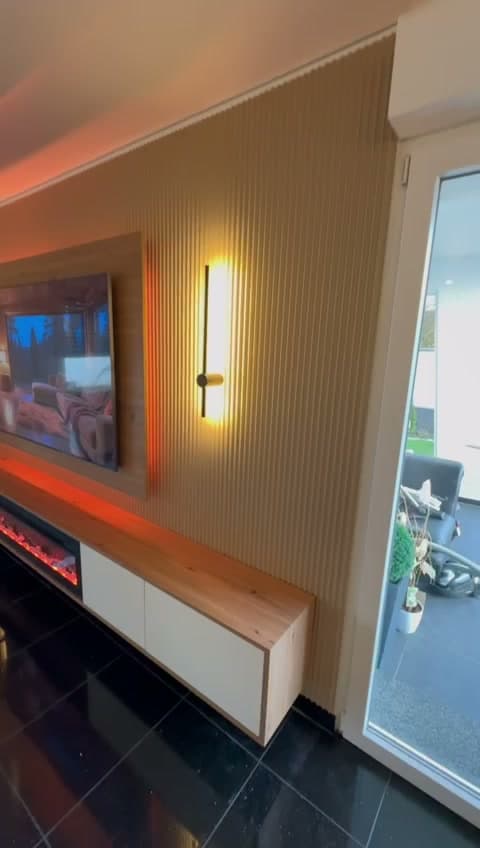 TV-Wand mit integriertem Kamin – Seitenansicht