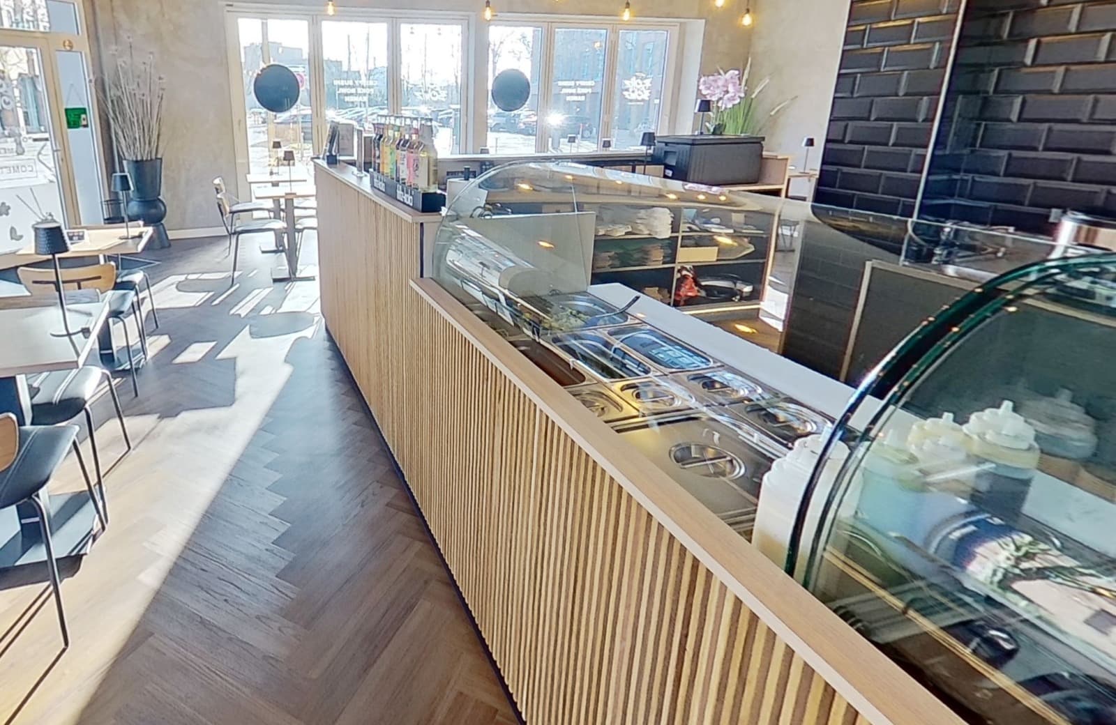 Gastronomie Einrichtung – Thekenbereich mit Vitrine